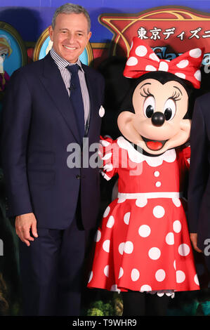 Urayasu, Japan. 21 Mai, 2019. Walt Disney Company Vorsitzender Robert Iger lächelt mit Minnie Mouse, als er einen Spatenstich für Tokyo DisneySea großen Erweiterung, die den Namen "wird Fantasy Springs' in Urayasu, Vorort von Tokio am Dienstag, 21. Mai 2019 werden beachtet. Tokyo DisneySea Betreiber Oriental Land wird 250 Milliarden Yen für die neuen Einrichtungen, darunter 475 - Zimmer Luxus in-Park Hotel und in 2022 öffnen investieren. Credit: Yoshio Tsunoda/LBA/Alamy leben Nachrichten Stockfoto