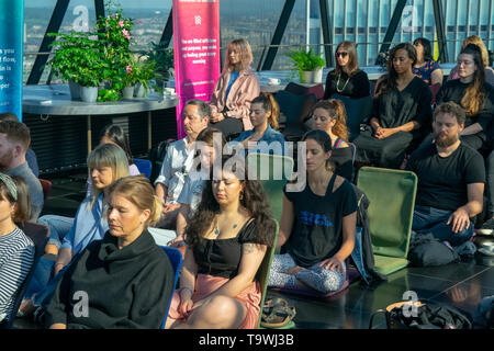 London, Großbritannien. 21 Mai, 2019. Die Beeja Meditation group Hosting eine geführte Meditation in Searcys Balken an der Oberseite des Gerkin Bürogebäude in London zur Welt meditation Tag markieren. Foto Datum: Dienstag, 21. Mai 2019. Foto: Roger Garfield/Alamy Credit: Roger Garfield/Alamy leben Nachrichten Stockfoto