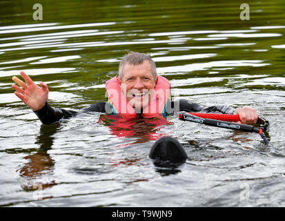 Dunfermline, Schottland, Großbritannien. 21. Mai 2019. schottischen Bibliothek Dem Führer Willie Rennie nimmt, um das Wasser als Teil der europäischen Wahlkampf der Partei. Credit: Dave Johnston/Alamy leben Nachrichten Stockfoto