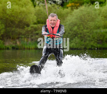 Dunfermline, Schottland, Großbritannien. 21. Mai 2019. schottischen Bibliothek Dem Führer Willie Rennie nimmt, um das Wasser als Teil der europäischen Wahlkampf der Partei. Credit: Dave Johnston/Alamy leben Nachrichten Stockfoto