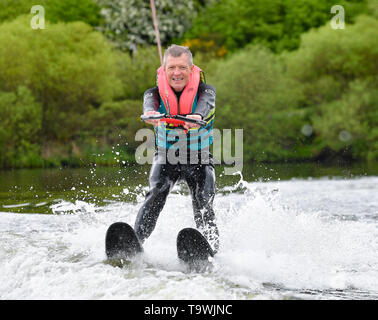 Dunfermline, Schottland, Großbritannien. 21. Mai 2019. schottischen Bibliothek Dem Führer Willie Rennie nimmt, um das Wasser als Teil der europäischen Wahlkampf der Partei. Credit: Dave Johnston/Alamy leben Nachrichten Stockfoto