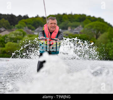 Dunfermline, Schottland, Großbritannien. 21. Mai 2019. schottischen Bibliothek Dem Führer Willie Rennie nimmt, um das Wasser als Teil der europäischen Wahlkampf der Partei. Credit: Dave Johnston/Alamy leben Nachrichten Stockfoto