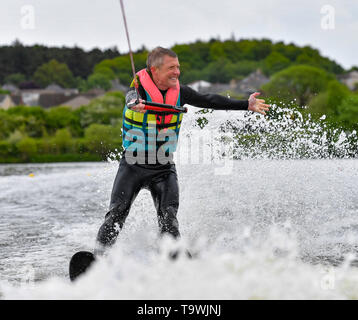 Dunfermline, Schottland, Großbritannien. 21. Mai 2019. schottischen Bibliothek Dem Führer Willie Rennie nimmt, um das Wasser als Teil der europäischen Wahlkampf der Partei. Credit: Dave Johnston/Alamy leben Nachrichten Stockfoto