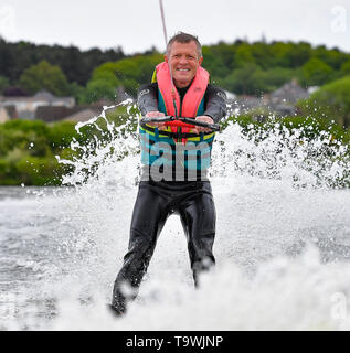 Dunfermline, Schottland, Großbritannien. 21. Mai 2019. schottischen Bibliothek Dem Führer Willie Rennie nimmt, um das Wasser als Teil der europäischen Wahlkampf der Partei. Credit: Dave Johnston/Alamy leben Nachrichten Stockfoto