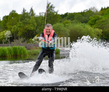 Dunfermline, Schottland, Großbritannien. 21. Mai 2019. schottischen Bibliothek Dem Führer Willie Rennie nimmt, um das Wasser als Teil der europäischen Wahlkampf der Partei. Credit: Dave Johnston/Alamy leben Nachrichten Stockfoto