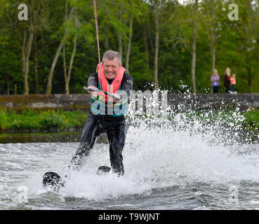 Dunfermline, Schottland, Großbritannien. 21. Mai 2019. schottischen Bibliothek Dem Führer Willie Rennie nimmt, um das Wasser als Teil der europäischen Wahlkampf der Partei. Credit: Dave Johnston/Alamy leben Nachrichten Stockfoto