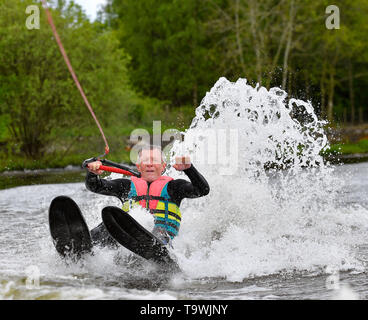 Dunfermline, Schottland, Großbritannien. 21. Mai 2019. schottischen Bibliothek Dem Führer Willie Rennie nimmt, um das Wasser als Teil der europäischen Wahlkampf der Partei. Credit: Dave Johnston/Alamy leben Nachrichten Stockfoto