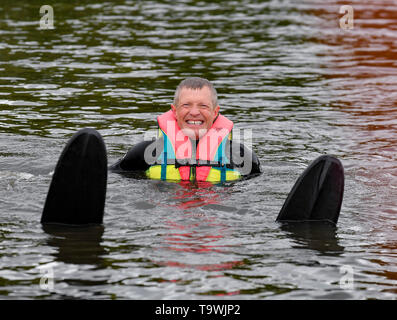 Dunfermline, Schottland, Großbritannien. 21. Mai 2019. schottischen Bibliothek Dem Führer Willie Rennie nimmt, um das Wasser als Teil der europäischen Wahlkampf der Partei. Credit: Dave Johnston/Alamy leben Nachrichten Stockfoto