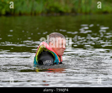 Dunfermline, Schottland, Großbritannien. 21. Mai 2019. schottischen Bibliothek Dem Führer Willie Rennie nimmt, um das Wasser als Teil der europäischen Wahlkampf der Partei. Credit: Dave Johnston/Alamy leben Nachrichten Stockfoto