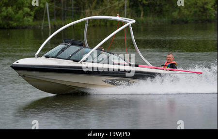 Dunfermline, Schottland, Großbritannien. 21. Mai 2019. schottischen Bibliothek Dem Führer Willie Rennie nimmt, um das Wasser als Teil der europäischen Wahlkampf der Partei. Credit: Dave Johnston/Alamy leben Nachrichten Stockfoto