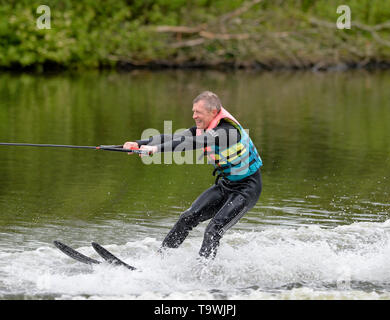 Dunfermline, Schottland, Großbritannien. 21. Mai 2019. schottischen Bibliothek Dem Führer Willie Rennie nimmt, um das Wasser als Teil der europäischen Wahlkampf der Partei. Credit: Dave Johnston/Alamy leben Nachrichten Stockfoto