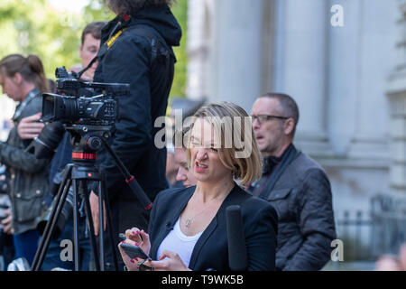 London, Großbritannien. 21. Mai 2019. Laura Kuenssberg, BBC politischer Herausgeber außerhalb 10 Downing Street, London Quelle: Ian Davidson/Alamy leben Nachrichten Stockfoto