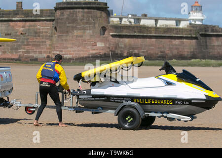 New Brighton, Wallasey. 21. Mai 2019. Wetter in Großbritannien: Hell und sonnig am wirral River. RNLI Jetski Training & Rettung auf dem Fluss Mersey mit Yamaha Craft. Die Übung bestand in einer Simulation des Rettungsboots, das einen Verletzten nach einem Unfall mit einem schnellen Jet-Ski wiedererlangte, wobei der Verletzte zunächst auf dem Rettungsboot behandelt wurde und dann die Versorgung der Teams an Land übertragen wurde. Stockfoto