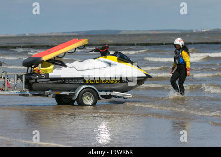 New Brighton, Wallasey. 21. Mai 2019. Wetter in Großbritannien: Hell und sonnig am wirral River. RNLI Jetski Training & Rettung auf dem Fluss Mersey mit Yamaha Craft. Die Übung bestand in einer Simulation des Rettungsboots, das einen Verletzten nach einem Unfall mit einem schnellen Jet-Ski wiedererlangte, wobei der Verletzte zunächst auf dem Rettungsboot behandelt wurde und dann die Versorgung der Teams an Land übertragen wurde. Stockfoto