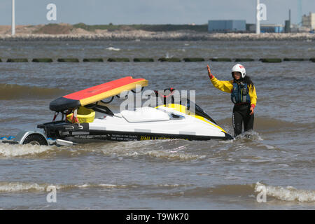 New Brighton, Wallasey. 21 Mai, 2019. UK Wetter: Hell und sonnig auf dem Wirral Riverside. RNLI Jetski Training & Rettung auf den Fluss Mersey mit Yamaha Handwerk. Die übung war eine Simulation des Rettungsbootes Wiederherstellen eines Unfalls von einer hohen Geschwindigkeit Jet Ski Unfall mit den Unfall wird sich zunächst auf die flott Rettungsboot dann die Übertragung der Pflege der Ufer basierte Teams. Sea Rescue behandelt Stockfoto