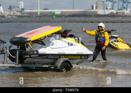 New Brighton, Wallasey. 21 Mai, 2019. UK Wetter: Hell und sonnig auf dem Wirral Riverside. RNLI Jetski Training & Rettung auf den Fluss Mersey mit Yamaha Handwerk. Die übung war eine Simulation des Rettungsbootes Wiederherstellen eines Unfalls von einer hohen Geschwindigkeit Jet Ski Unfall mit den Unfall wird sich zunächst auf die flott Rettungsboot dann die Übertragung der Pflege der Ufer basierte Teams. Sea Rescue behandelt Stockfoto