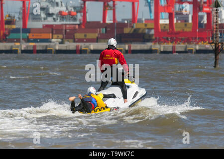 New Brighton, Wallasey. 21 Mai, 2019. UK Wetter: Hell und sonnig auf dem Wirral Riverside. RNLI Jetski Training & Rettung auf den Fluss Mersey mit Yamaha Handwerk. Die übung war eine Simulation des Rettungsbootes Wiederherstellen eines Unfalls von einer hohen Geschwindigkeit Jet Ski Unfall mit den Unfall wird sich zunächst auf die flott Rettungsboot dann die Übertragung der Pflege der Ufer basierte Teams behandelt. Credit: MediaWorldImages/Alamy leben Nachrichten Stockfoto