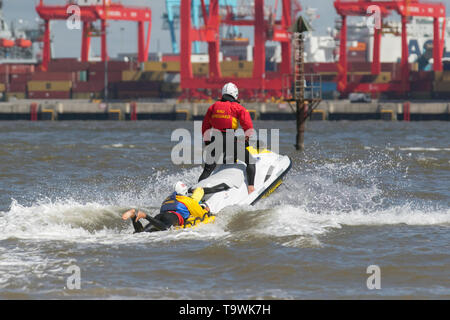 New Brighton, Wallasey. 21 Mai, 2019. UK Wetter: Hell und sonnig auf dem Wirral Riverside. RNLI Jetski Training & Rettung auf den Fluss Mersey mit Yamaha Handwerk. Die übung war eine Simulation des Rettungsbootes Wiederherstellen eines Unfalls von einer hohen Geschwindigkeit Jet Ski Unfall mit den Unfall wird sich zunächst auf die flott Rettungsboot dann die Übertragung der Pflege der Ufer basierte Teams behandelt. Credit: MediaWorldImages/Alamy leben Nachrichten Stockfoto