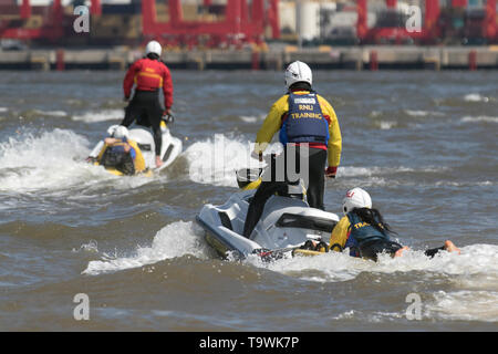 British Summer Jetski Championships Sportveranstaltungen , Runde 3 Crosby Marine Lake, Lakeside Adventure Marina Center; Freestyler Jetskifahrer - Jet Ski Ra Stockfoto