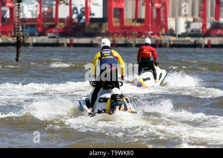 New Brighton, Wallasey. 21 Mai, 2019. UK Wetter: Hell und sonnig auf dem Wirral Riverside. RNLI Jetski Training & Rettung auf den Fluss Mersey mit Yamaha Handwerk. Die übung war eine Simulation des Rettungsbootes Wiederherstellen eines Unfalls von einer hohen Geschwindigkeit Jet Ski Unfall mit den Unfall wird sich zunächst auf die flott Rettungsboot dann die Übertragung der Pflege der Ufer basierte Teams behandelt. Credit: MediaWorldImages/Alamy leben Nachrichten Stockfoto