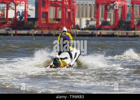 New Brighton, Wallasey. 21 Mai, 2019. UK Wetter: Hell und sonnig auf dem Wirral Riverside. RNLI Jetski Training & Rettung auf den Fluss Mersey mit Yamaha Handwerk. Die übung war eine Simulation des Rettungsbootes Wiederherstellen eines Unfalls von einer hohen Geschwindigkeit Jet Ski Unfall mit den Unfall wird sich zunächst auf die flott Rettungsboot dann die Übertragung der Pflege der Ufer basierte Teams behandelt. Credit: MediaWorldImages/Alamy leben Nachrichten Stockfoto