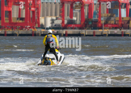 New Brighton, Wallasey. 21 Mai, 2019. UK Wetter: Hell und sonnig auf dem Wirral Riverside. RNLI Jetski Training & Rettung auf den Fluss Mersey mit Yamaha Handwerk. Die übung war eine Simulation des Rettungsbootes Wiederherstellen eines Unfalls von einer hohen Geschwindigkeit Jet Ski Unfall mit den Unfall wird sich zunächst auf die flott Rettungsboot dann die Übertragung der Pflege der Ufer basierte Teams behandelt. Credit: MediaWorldImages/Alamy leben Nachrichten Stockfoto