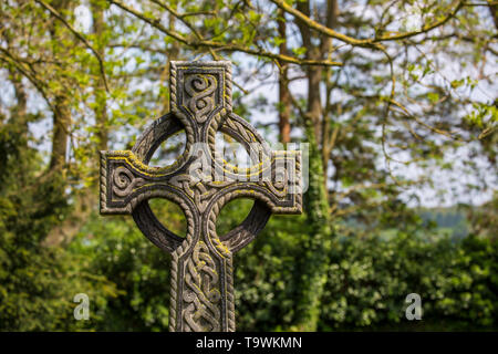Eine geschnitzte Keltische Kreuz in einem englischen Friedhof Stockfoto