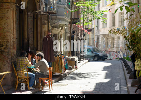 Istanbul, Türkei - 04.Mai 2019: Ein paar Leute trinken Kaffee an einem Tisch in einem gemütlichen Sommer Street Cafe. Stockfoto