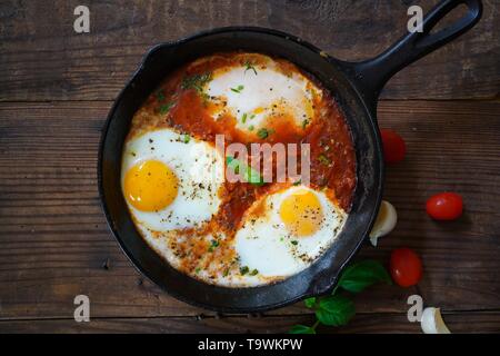 Hausgemachte Shakshouka - Naher Osten Frühstück pochierte Eier in pikanter Tomatensauce. Stockfoto