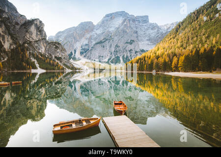 Wunderschöne Aussicht auf traditionelle hölzerne Ruderboote auf malerischen Lago di Braies in den Dolomiten im Morgenlicht bei Sonnenaufgang, Südtirol, Italien Stockfoto