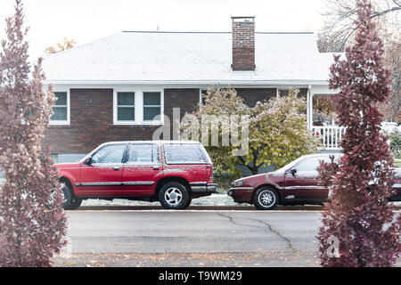 Helles Abstauben von Schnee, zuerst der Jahreszeit, Schneesturm, Winter Wetter Stockfoto