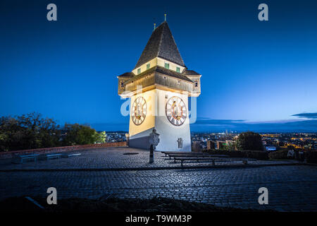 Schöne Dämmerung Blick auf berühmte Grazer Uhrturm (Uhrturm) während der Blauen Stunde in der Dämmerung, Graz, Steiermark, Österreich Stockfoto