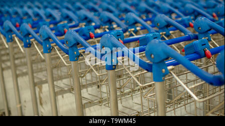Gepäckwagen am Flughafen Stockfoto