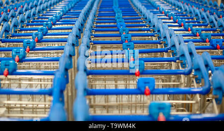 Gepäckwagen am Flughafen Stockfoto