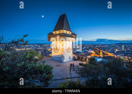 Schöne Dämmerung Blick auf berühmte Grazer Uhrturm (Uhrturm) während der Blauen Stunde in der Dämmerung, Graz, Steiermark, Österreich Stockfoto