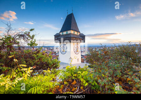 Classic panorama Blick auf die historische Stadt Graz mit berühmten Grazer Uhrturm Uhrturm im schönen Abendlicht bei Sonnenuntergang, Steiermark, Österreich Stockfoto