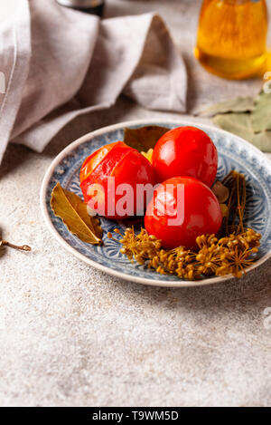Hausgemachte eingelegte Tomaten mit Gewürzen Stockfoto