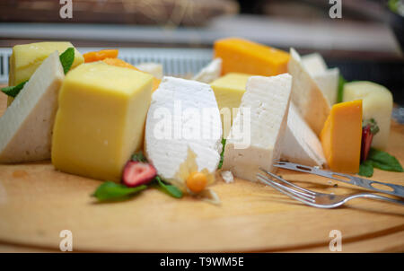 Sortiment von Käse auf dem Buffet Stockfoto