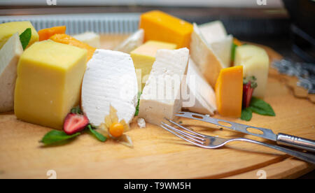 Sortiment von Käse auf dem Buffet Stockfoto