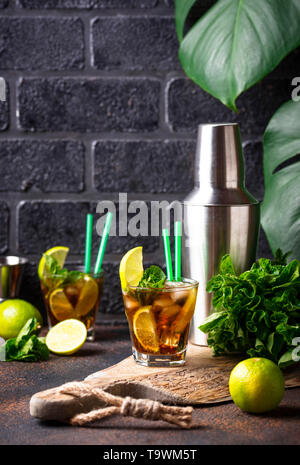 Cuba Libre Cocktail mit Minze und Limette Stockfoto