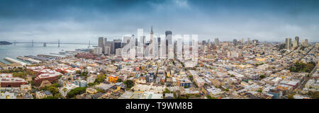 Klassische Luftaufnahme der modernen San Francisco Skyline im Sommer mit berühmten San Francisco Nebel rollen gesehen vom historischen Coit Tower mit Retro vintag Stockfoto