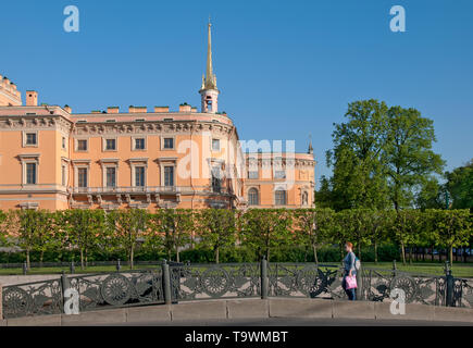 SAINT-Petersburg, Russland - 18. MAI 2019: Frau wandern am Fluss Moyka Embankment in der Nähe von St. Michael (michailowski) Schloss Stockfoto