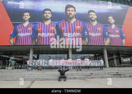 18. Mai 2019, Camp Nou, Barcelona, Spanien; Betfred Super League, Runde 15, Katalanen Drachen vs Wigan Warriors; Ventilatoren außerhalb des Camp Nou Credit: Mark Cosgrove/News Bilder Stockfoto