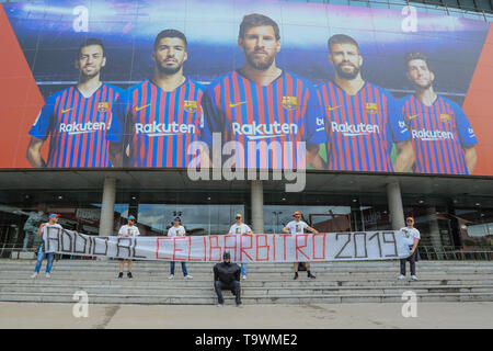 18. Mai 2019, Camp Nou, Barcelona, Spanien; Betfred Super League, Runde 15, Katalanen Drachen vs Wigan Warriors; Ventilatoren außerhalb des Camp Nou Credit: Mark Cosgrove/News Bilder Stockfoto