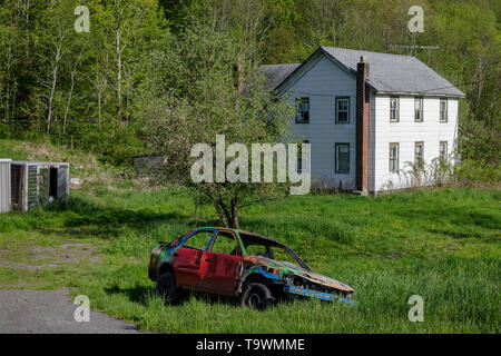 Zertruemmerten Auto, Demolition Derby vintage, verrottet durch verlassene hpuse, in der Nähe von Roscoe, New York, in den Catskills. Stockfoto