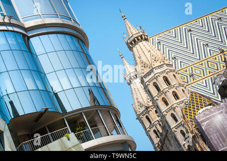 Wunderschöne Aussicht auf Haas Haus mit berühmten Stephansdom an einem sonnigen Tag in Wien, Österreich Stockfoto