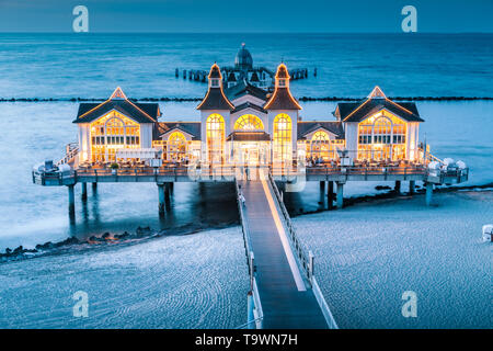 Berühmte Seebruecke Sellin (Seebrücke) im schönen Abend dämmerung Dämmerung # im Sommer, Ostseebad Sellin Ferienort, Ostsee, Deutschland Stockfoto