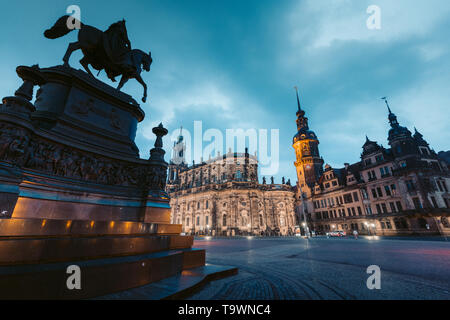 Klassische twilight Aussicht auf das historische Zentrum Dresdens beleuchtet in schönen Abend dämmerung mit dramatischen Himmel während der Blauen Stunde in der Dämmerung, Sachsen, Ge Stockfoto