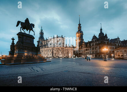 Klassische twilight Aussicht auf das historische Zentrum Dresdens beleuchtet in schönen Abend dämmerung mit dramatischen Himmel während der Blauen Stunde in der Dämmerung, Sachsen, Ge Stockfoto