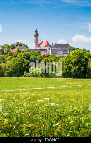 Schöne Aussicht von berühmten Kloster Andechs auf einem Hügel im Sommer, Landkreis Starnberg, Oberbayern, Deutschland Stockfoto